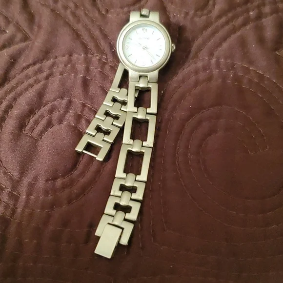 Ladies Watch - Picture 4 of 4